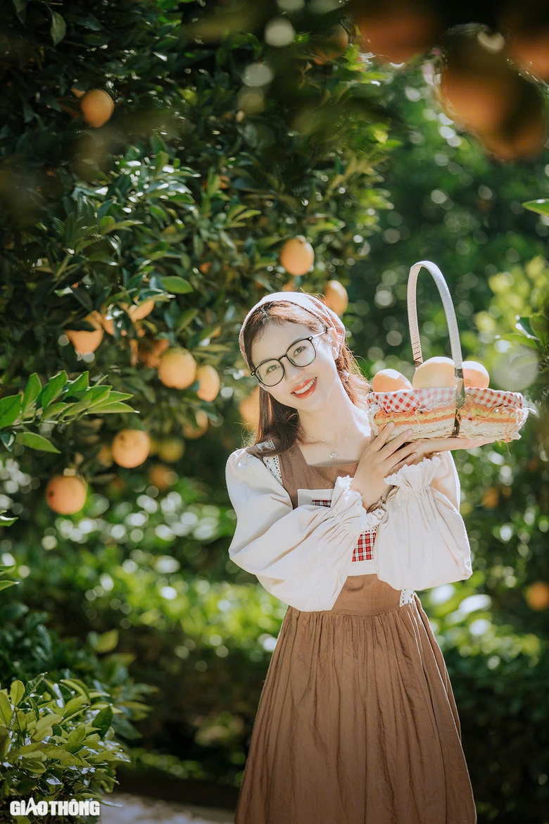 Du kh&aacute;ch th&iacute;ch th&uacute; "săn" ảnh với hoa cải trắng, vườn cam v&agrave;ng ở Mộc Ch&acirc;u- Ảnh 9.