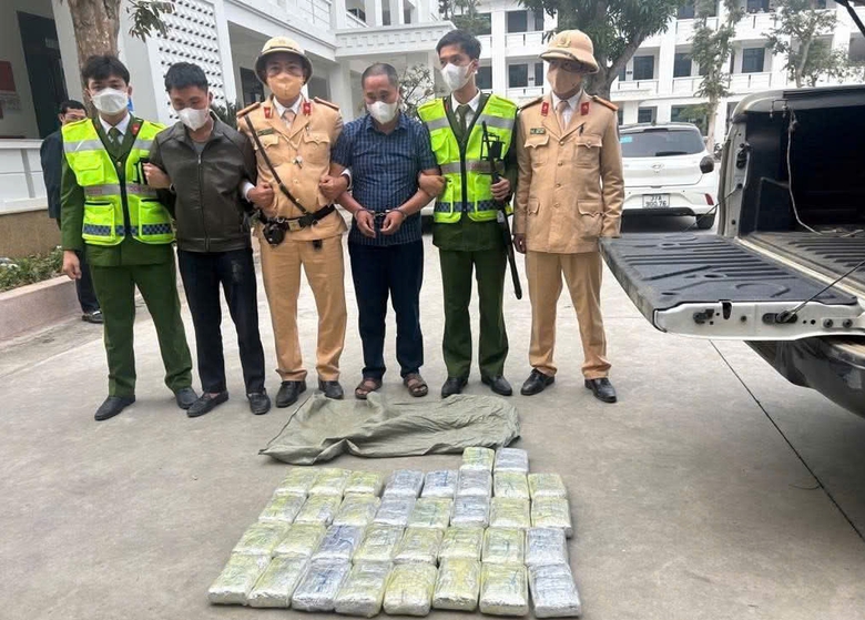 C&ocirc;ng an nổ s&uacute;ng bắt nh&oacute;m bu&ocirc;n b&aacute;n ma t&uacute;y như phim h&agrave;nh động- Ảnh 1.