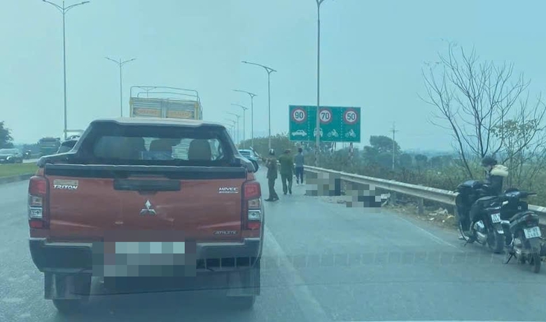 Taxi va chạm xe m&aacute;y khiến 1 người tử vong, Quốc lộ 1B &ugrave;n tắc k&eacute;o d&agrave;i- Ảnh 1.