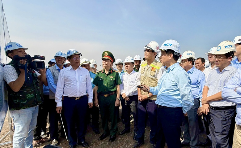 Ph&oacute; thủ tướng Trần Hồng H&agrave; thăm, tặng qu&agrave; c&ocirc;ng nh&acirc;n, người d&acirc;n tại Long Th&agrave;nh- Ảnh 2.