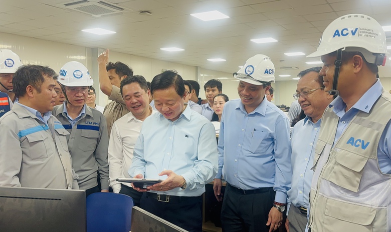 Ph&oacute; thủ tướng Trần Hồng H&agrave; thăm, tặng qu&agrave; c&ocirc;ng nh&acirc;n, người d&acirc;n tại Long Th&agrave;nh- Ảnh 4.