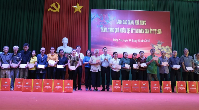 Ph&oacute; thủ tướng Trần Hồng H&agrave; thăm, tặng qu&agrave; c&ocirc;ng nh&acirc;n, người d&acirc;n tại Long Th&agrave;nh- Ảnh 6.