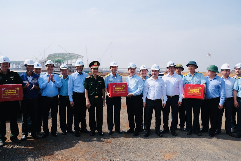 Ph&oacute; thủ tướng Trần Hồng H&agrave; thăm, tặng qu&agrave; c&ocirc;ng nh&acirc;n, người d&acirc;n tại Long Th&agrave;nh- Ảnh 1.