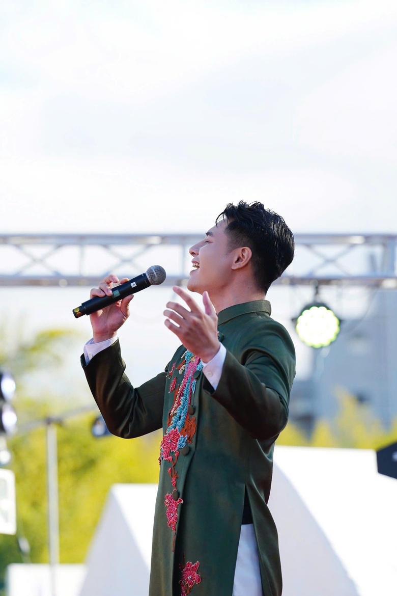 MC, ca sĩ B&ugrave;i Ph&uacute;c Anh x&uacute;c động kể chuyện đi h&aacute;t với 50 l&aacute; cờ Tổ quốc tung bay tại Nhật- Ảnh 3.
