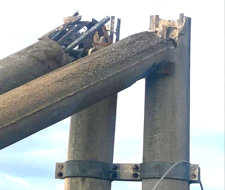 H&agrave; Tĩnh: X&aacute;c minh hai cột điện đổ sau b&atilde;o số 10, lộ phần sắt "m&aacute;i che" b&ecirc;n trong- Ảnh 1.