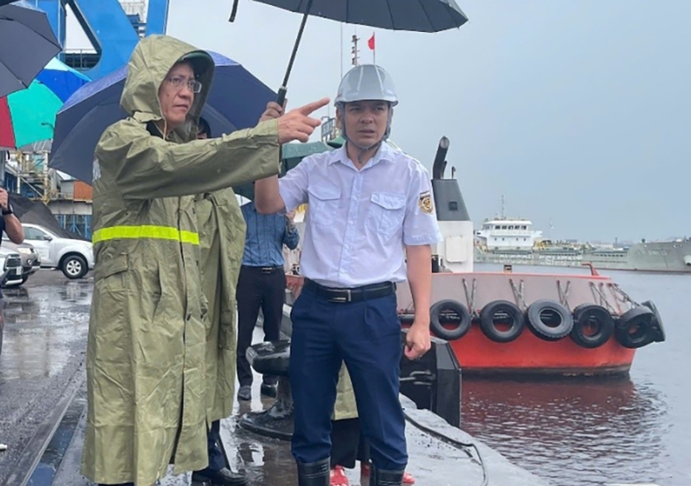 Cảnh b&aacute;o lũ qu&eacute;t, sạt lở sau b&atilde;o số 10: Siết chặt an to&agrave;n giao th&ocirc;ng thủy- Ảnh 2.