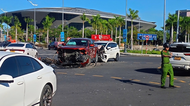 Tai nạn li&ecirc;n ho&agrave;n giữa phố Đ&agrave; Nẵng, nhiều &ocirc; t&ocirc; hư hỏng- Ảnh 1.