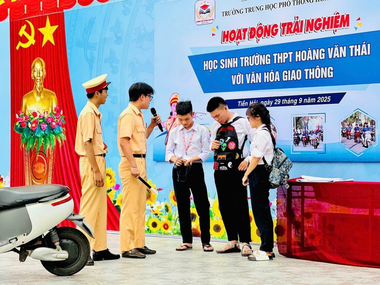 Hưng Yên: Tuyên truyền luật giao thông cho học sinh thông qua hình thức mới- Ảnh 2. Hưng Yên: Tuyên truyền luật giao thông cho học sinh thông qua hình thức mới- Ảnh 2.