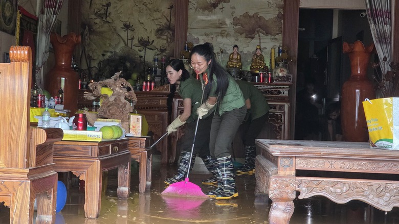 Những h&agrave;nh động ấm t&igrave;nh người sau mưa lũ ở L&agrave;o Cai- Ảnh 1.
