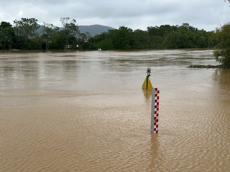 Cảnh b&aacute;o lũ qu&eacute;t, sạt lở sau b&atilde;o số 10: Siết chặt an to&agrave;n giao th&ocirc;ng thủy- Ảnh 1.