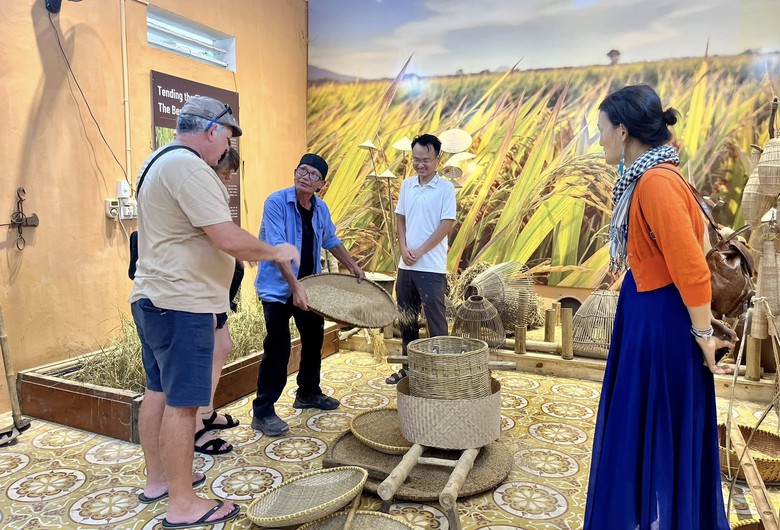 N&ocirc;ng d&acirc;n trẻ trở về, ruộng đồng th&agrave;nh điểm đến v&agrave; c&acirc;u chuyện n&ocirc;ng th&ocirc;n mới Ninh B&igrave;nh- Ảnh 1.