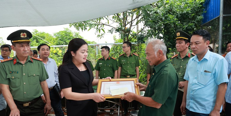 Truy tặng bằng khen cho người tử vong khi cứu 3 ch&aacute;u nhỏ bị nước cuốn ở Th&aacute;i Nguy&ecirc;n- Ảnh 2.