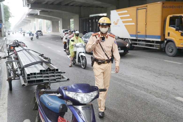 Có camera AI, CSGT tuần tra xử lý vi phạm thế nào?- Ảnh 2. Có camera AI, CSGT tuần tra xử lý vi phạm thế nào?- Ảnh 2.