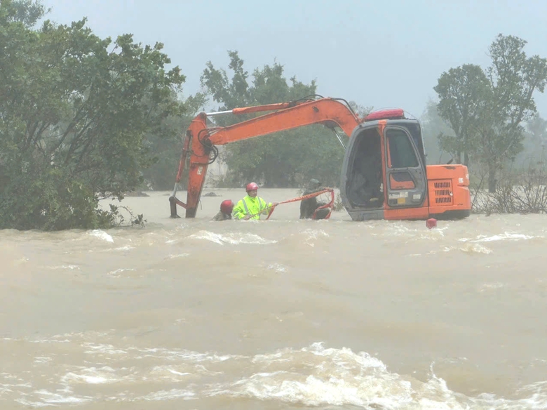 Thanh Ho&aacute;: Cảnh s&aacute;t giao th&ocirc;ng giăng d&acirc;y, d&ugrave;ng m&aacute;y x&uacute;c cứu ba người bị nước lũ cuốn- Ảnh 1.