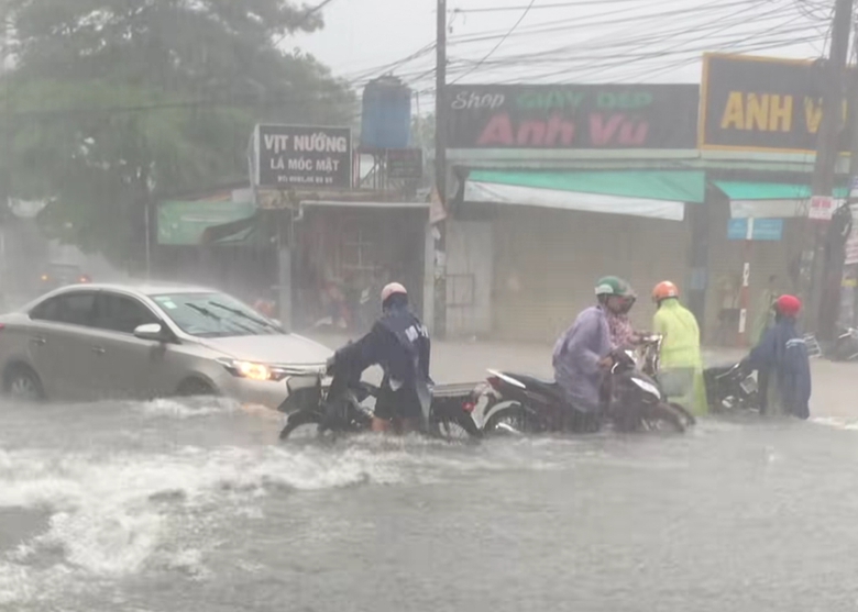 Mưa lớn k&egrave;m gi&oacute; mạnh, nhiều tuyến đường ở Đồng Nai ngập s&acirc;u- Ảnh 10.