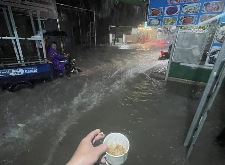 Mưa lớn k&egrave;m gi&oacute; mạnh, nhiều tuyến đường ở Đồng Nai ngập s&acirc;u- Ảnh 8.