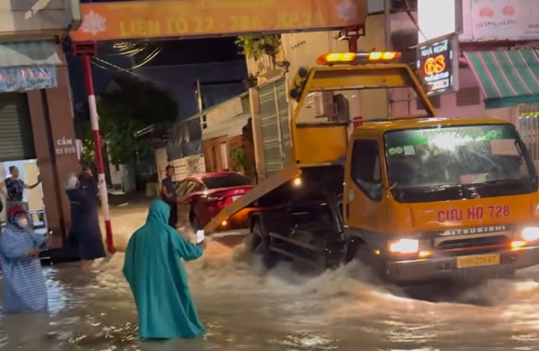 Mưa lớn k&egrave;m gi&oacute; mạnh, nhiều tuyến đường ở Đồng Nai ngập s&acirc;u- Ảnh 1.