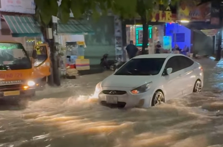 Mưa lớn k&egrave;m gi&oacute; mạnh, nhiều tuyến đường ở Đồng Nai ngập s&acirc;u- Ảnh 2.