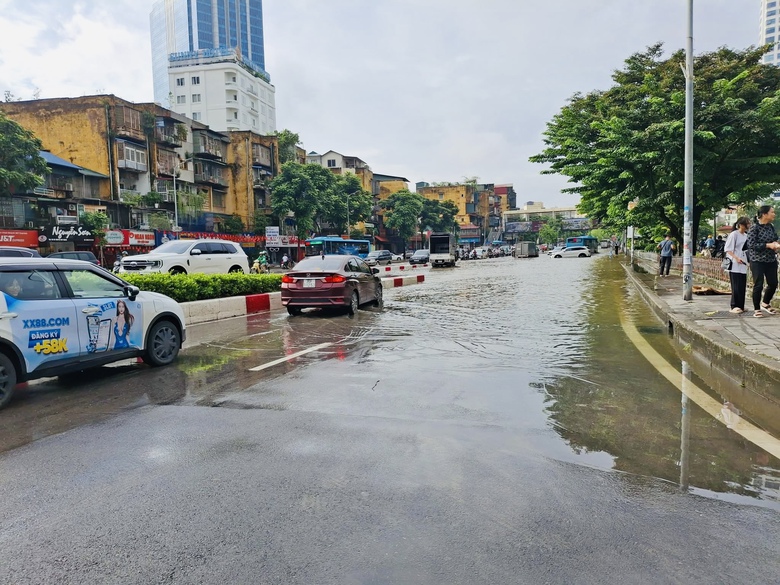 H&agrave; Nội: Nhiều tuyến phố vẫn ngập s&acirc;u, người d&acirc;n chật vật di chuyển- Ảnh 8.