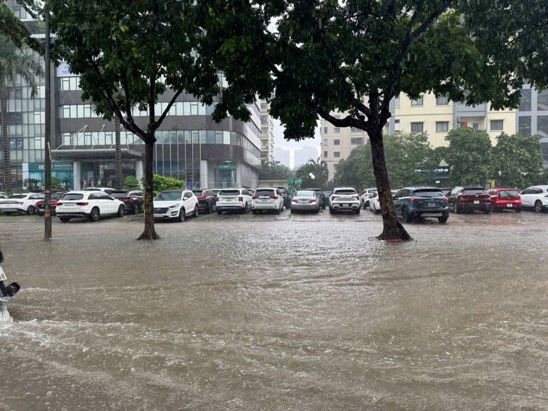 H&agrave; Nội: Nhiều tuyến phố vẫn ngập s&acirc;u, người d&acirc;n chật vật di chuyển- Ảnh 7.