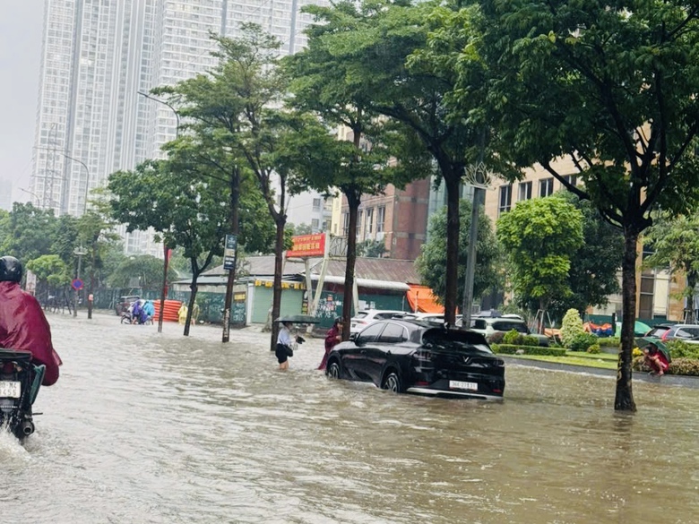 H&agrave; Nội: Nhiều tuyến phố vẫn ngập s&acirc;u, người d&acirc;n chật vật di chuyển- Ảnh 4.