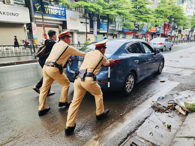 H&agrave; Nội: Nhiều tuyến phố vẫn ngập s&acirc;u, người d&acirc;n chật vật di chuyển- Ảnh 10.