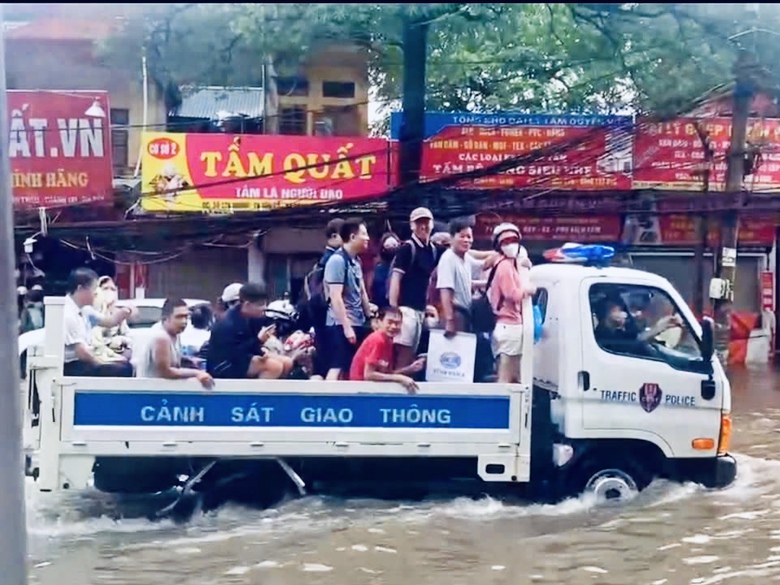 H&agrave; Nội: Nhiều tuyến phố vẫn ngập s&acirc;u, người d&acirc;n chật vật di chuyển- Ảnh 9.