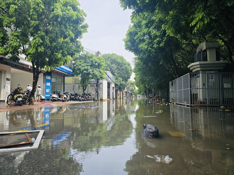 H&agrave; Nội: Nhiều tuyến phố vẫn ngập s&acirc;u, người d&acirc;n chật vật di chuyển- Ảnh 11.