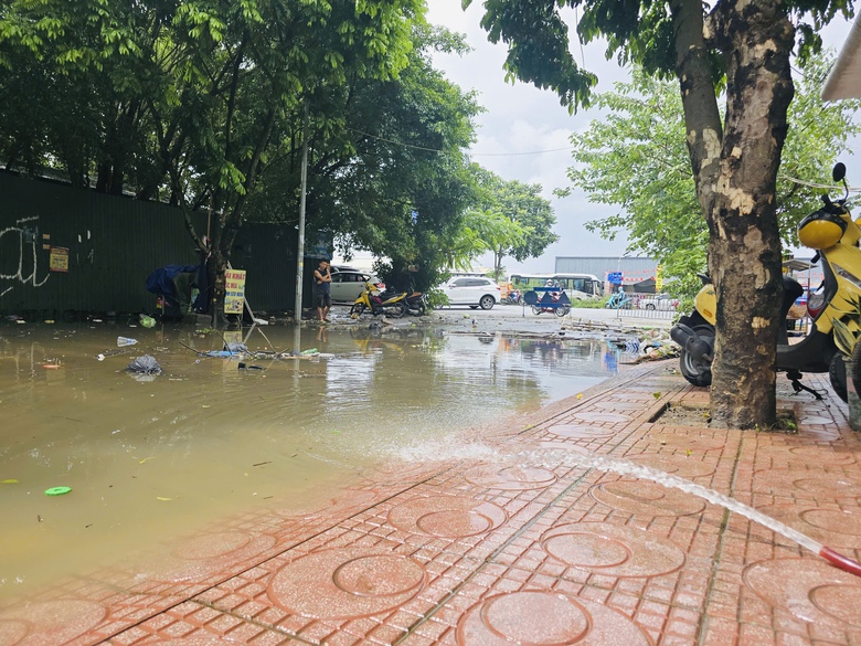 H&agrave; Nội: Nhiều tuyến phố vẫn ngập s&acirc;u, người d&acirc;n chật vật di chuyển- Ảnh 12.