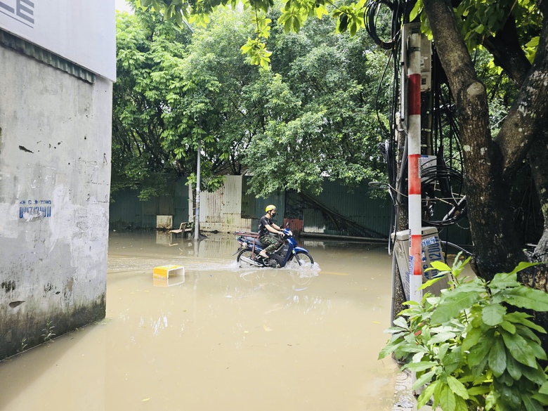 H&agrave; Nội: Nhiều tuyến phố vẫn ngập s&acirc;u, người d&acirc;n chật vật di chuyển- Ảnh 13.