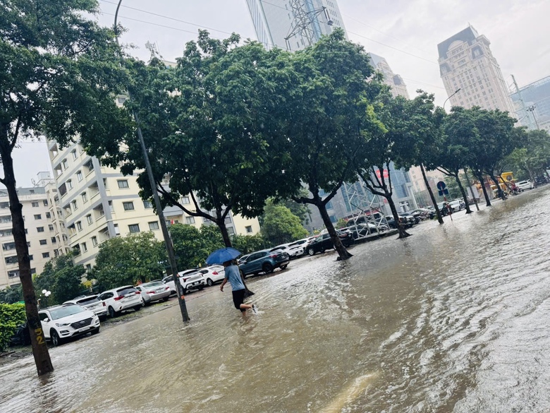 H&agrave; Nội: Nhiều tuyến phố vẫn ngập s&acirc;u, người d&acirc;n chật vật di chuyển- Ảnh 15.