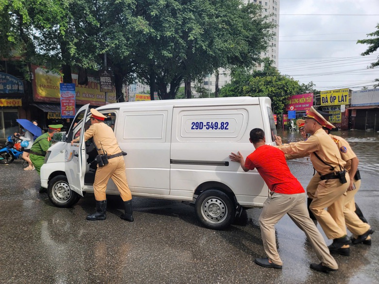 H&agrave; Nội căng m&igrave;nh hỗ trợ người d&acirc;n khắc phục hậu quả mưa b&atilde;o- Ảnh 3.