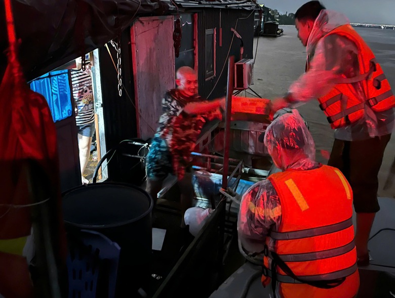 H&agrave; Nội căng m&igrave;nh hỗ trợ người d&acirc;n khắc phục hậu quả mưa b&atilde;o- Ảnh 4.