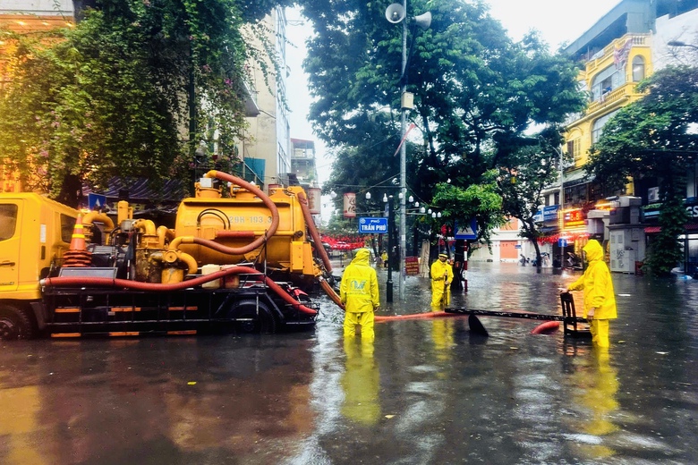 H&agrave; Nội căng m&igrave;nh hỗ trợ người d&acirc;n khắc phục hậu quả mưa b&atilde;o- Ảnh 8.