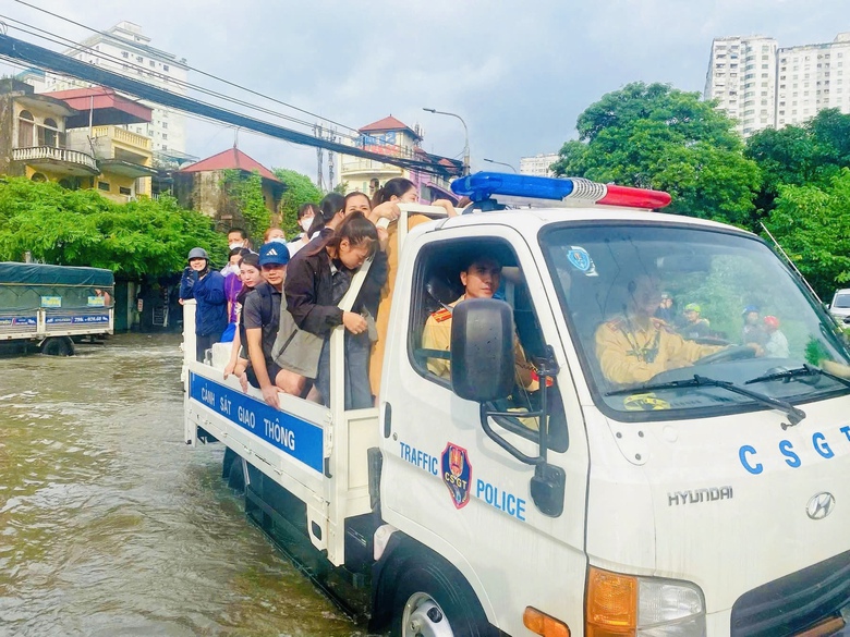 H&agrave; Nội căng m&igrave;nh hỗ trợ người d&acirc;n khắc phục hậu quả mưa b&atilde;o- Ảnh 1.