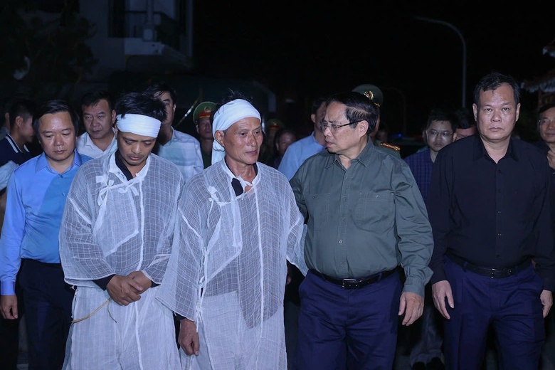 Thủ tướng Phạm Minh Ch&iacute;nh viếng nạn nh&acirc;n tử vong do lốc xo&aacute;y, kiểm tra đ&ecirc; biển Ninh B&igrave;nh- Ảnh 1.