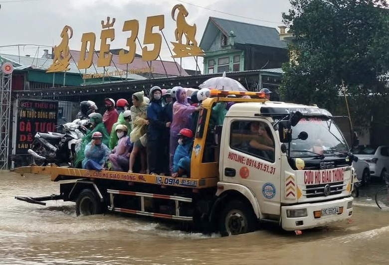 Thủ tướng Phạm Minh Ch&iacute;nh viếng nạn nh&acirc;n tử vong do lốc xo&aacute;y, kiểm tra đ&ecirc; biển Ninh B&igrave;nh- Ảnh 3.