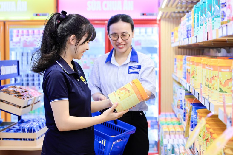 A person holding a container of food in a store  AI-generated content may be incorrect.