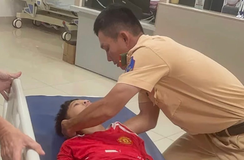CSGT L&acirc;m Đồng d&ugrave;ng xe đặc chủng đưa b&eacute; trai bị xuất huyết n&atilde;o đi cấp cứu kịp thời- Ảnh 1.