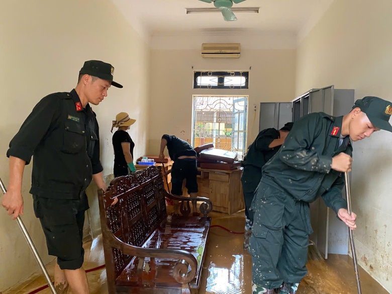 Những h&agrave;nh động ấm t&igrave;nh người sau mưa lũ ở L&agrave;o Cai- Ảnh 8.