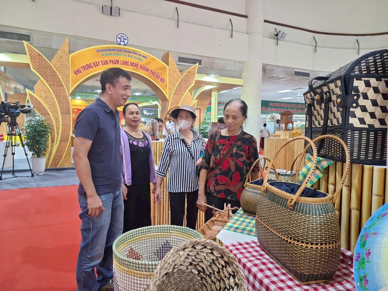 Hơn 150 gian h&agrave;ng hội tụ tại Hội chợ L&agrave;ng nghề Việt Nam lần thứ 21- Ảnh 2.