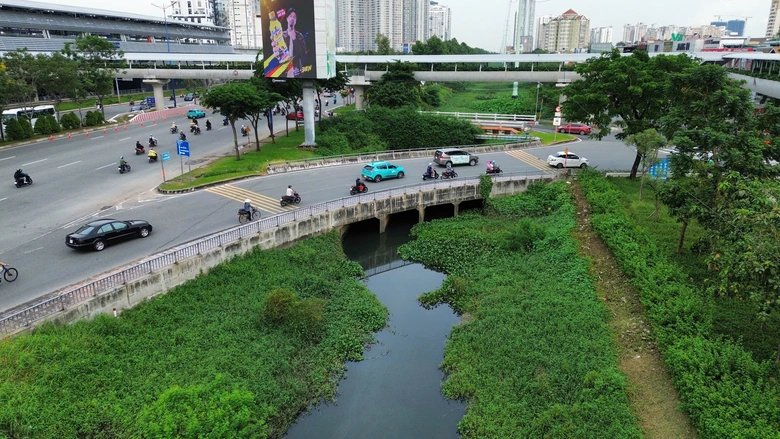 TP.HCM khởi c&ocirc;ng dự &aacute;n nạo v&eacute;t rạch Đ&aacute; Đỏ: Gỡ &ldquo;n&uacute;t thắt&rdquo; tho&aacute;t nước cho khu Đ&ocirc;ng- Ảnh 6.
