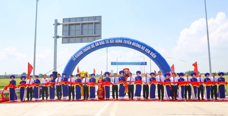 Người dân Hưng Yên phấn khởi trong ngày thông xe tuyến đường bộ ven biển- Ảnh 1. Người dân Hưng Yên phấn khởi trong ngày thông xe tuyến đường bộ ven biển- Ảnh 1.