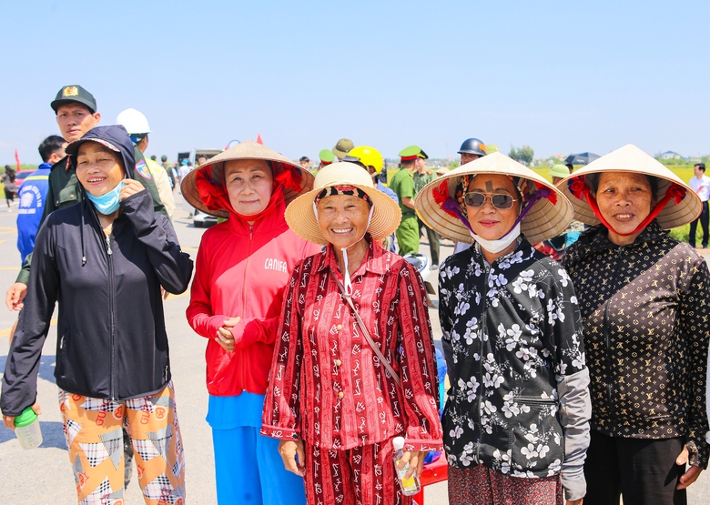 Người dân Hưng Yên phấn khởi trong ngày thông xe tuyến đường bộ ven biển- Ảnh 5. Người dân Hưng Yên phấn khởi trong ngày thông xe tuyến đường bộ ven biển- Ảnh 5.