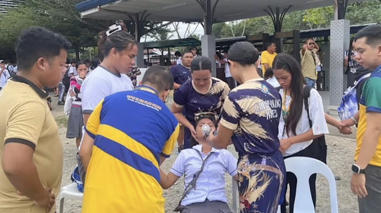 Động đất mạnh l&agrave;m rung chuyển Philippines, nhiều nh&agrave; d&acirc;n, c&ocirc;ng tr&igrave;nh hư hại- Ảnh 1.