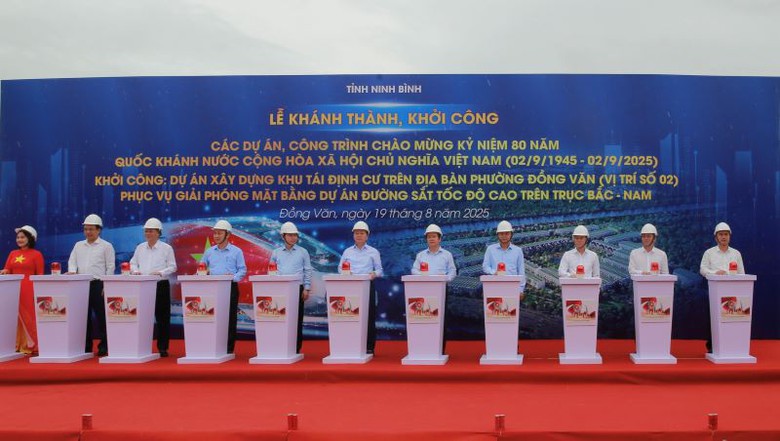 Ninh Bình: "Đi trước một bước" giải phóng mặt bằng dự án đường sắt tốc độ cao- Ảnh 1. Ninh Bình: "Đi trước một bước" giải phóng mặt bằng dự án đường sắt tốc độ cao- Ảnh 1.