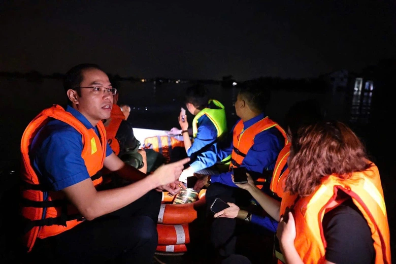 H&agrave; Nội: Người d&acirc;n v&ugrave;ng ven vật lộn với nước lũ d&acirc;ng cao, chờ cứu trợ- Ảnh 18.