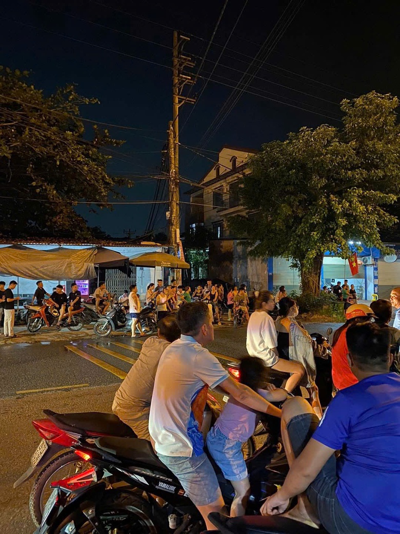 H&agrave; Nội: Người d&acirc;n v&ugrave;ng ven vật lộn với nước lũ d&acirc;ng cao, chờ cứu trợ- Ảnh 11.