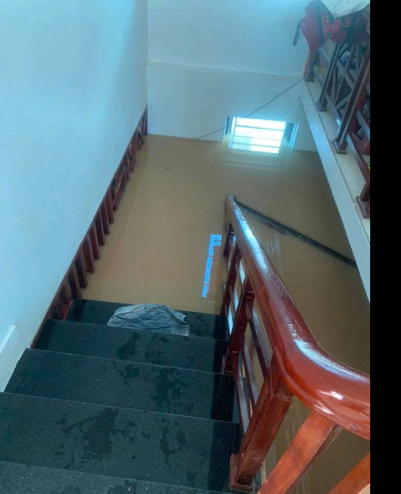 H&agrave; Nội: Người d&acirc;n v&ugrave;ng ven vật lộn với nước lũ d&acirc;ng cao, chờ cứu trợ- Ảnh 7.