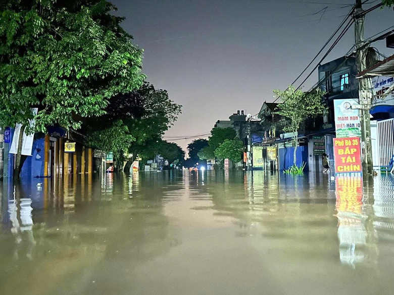 H&agrave; Nội: Người d&acirc;n v&ugrave;ng ven vật lộn với nước lũ d&acirc;ng cao, chờ cứu trợ- Ảnh 8.